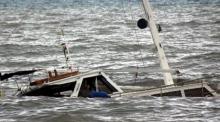 Diterpa Angin Kencang, Kapal Trawl Udang Karam di Perairan Cempa